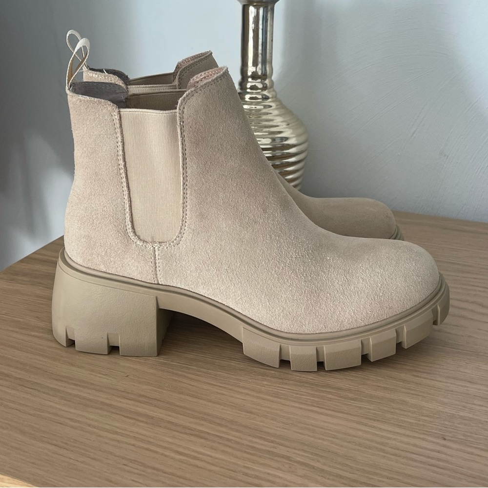 BRAND NEW Steve Madden Howler Bootie in color Sand Suede